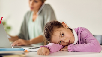 Nový trend: rodiče si půjčují na školní potřeby a oblečení pro své děti